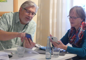 Birgit Heß und Hans-Jürgen Klugstedt bei der Smartphone-Schulung